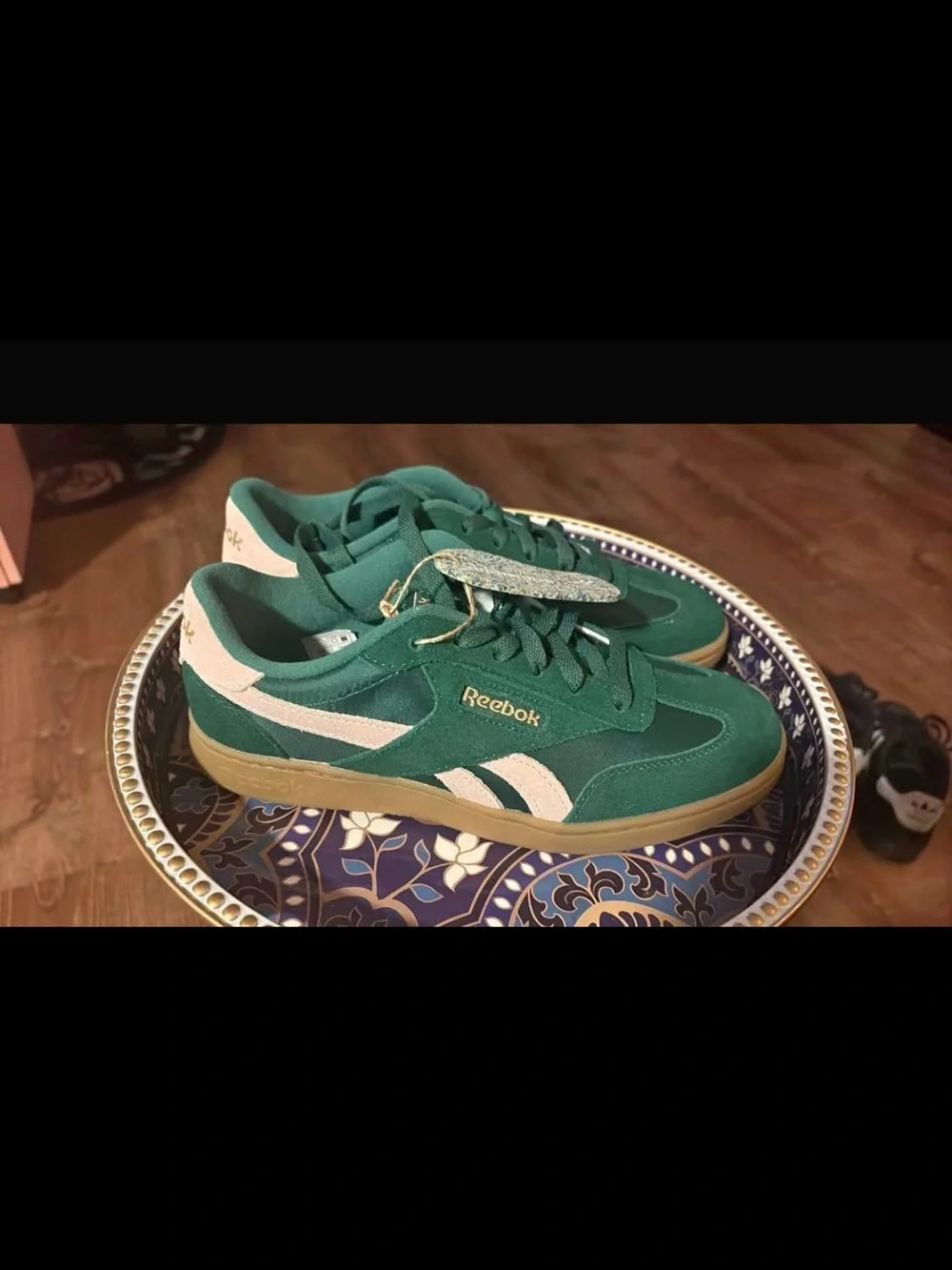 Reebok Green Suede Low-Top Sneakers with White Accents Womans Size 8.5